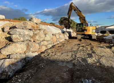 Enrochement drainant sur terre végétale en pente à Agy  